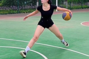 巴特勒一段式跳投接球到出手衔接流畅，整个动作无卡顿...